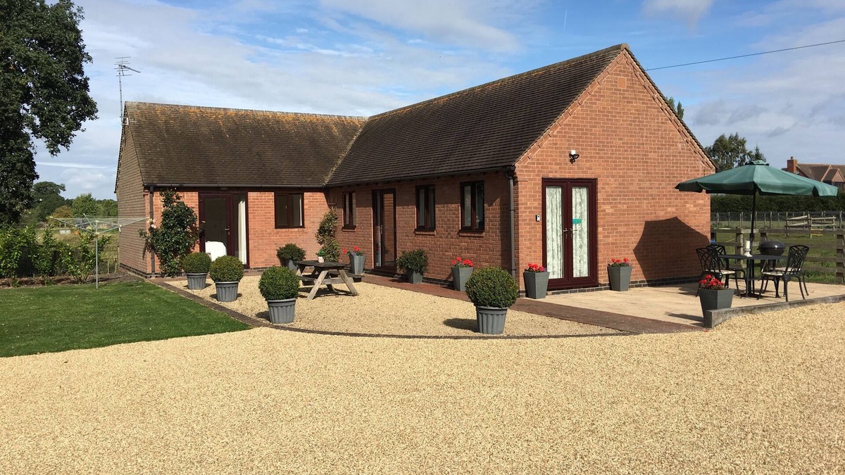 Claverdon House | OAK TREE LODGE IS A BRIGHT SPACIOUS BARN CONVERSION NR STRATFORD UPON AVON