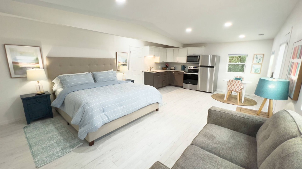Hobbs House | Oak Tree Oasis Guesthouse w/Private Heated Pool