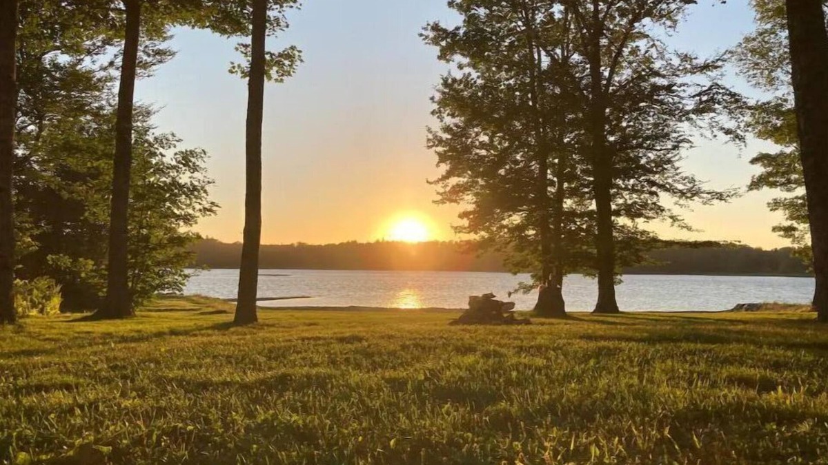 Clare House | Oakleaf Lake Retreat *Serene with Private Hot Tub*