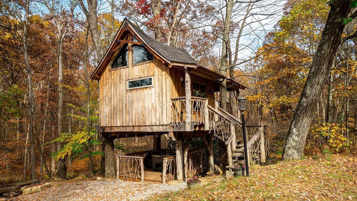 Farmington Cabin | Oakleaf Treehouse | 1BR,1BA, Hot Tub, Secluded Treehouse