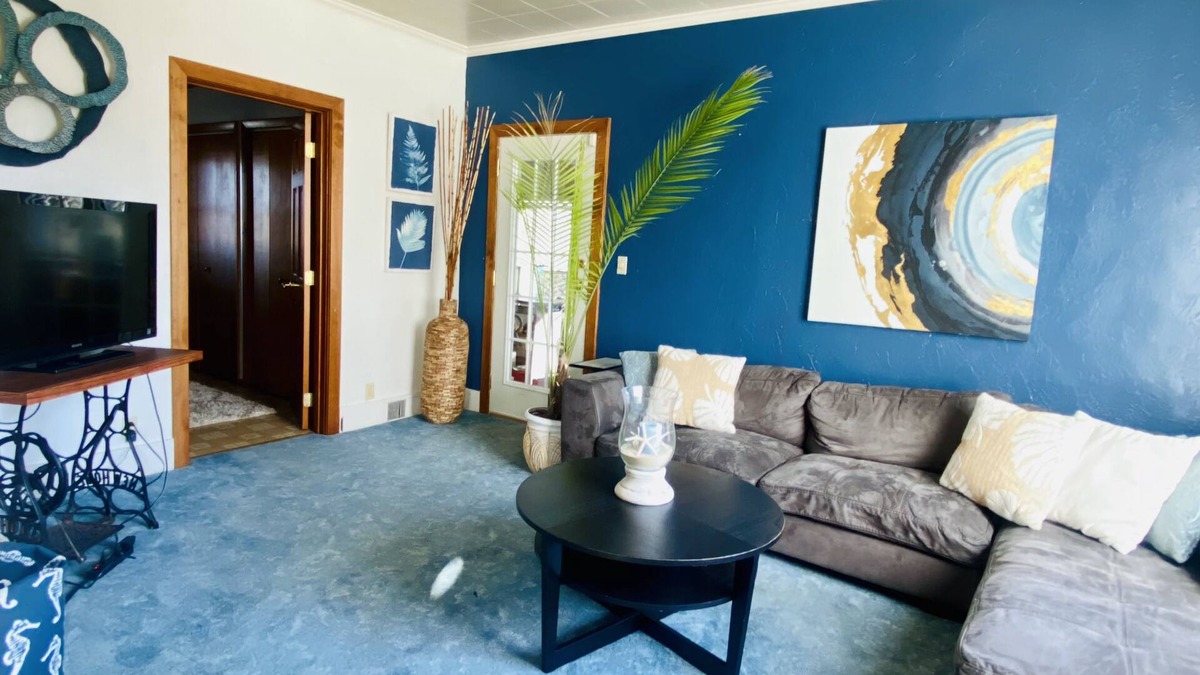 New Kensington House | Oakmont Spacious pool home & private hot tub