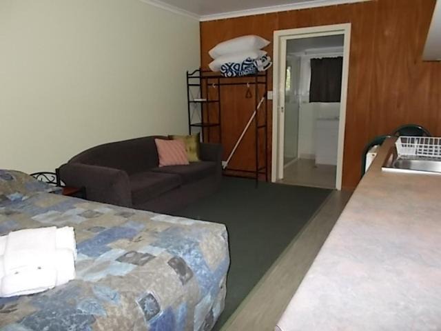 Oakey Hotel | Oakridge Motel Tourist Park