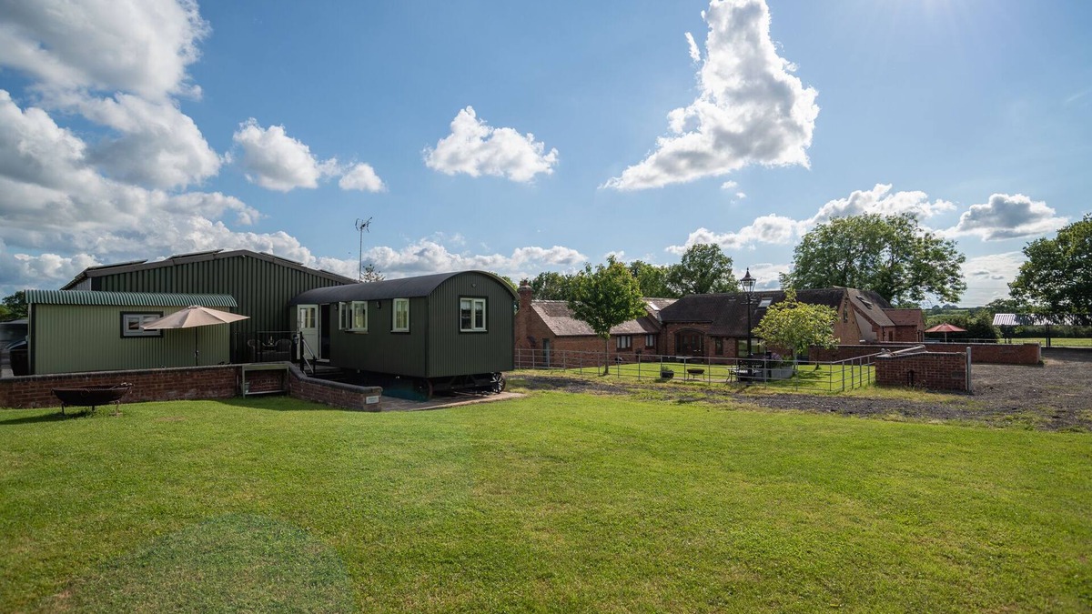 Alcester House | Oaks Barn Farm, Alcester- sleeps 20 with optional Salt water hot tub