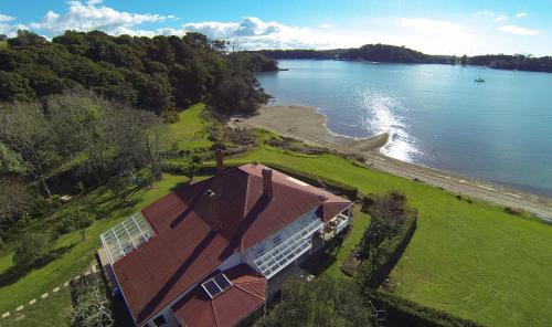 Omiha House | Oakura Bay Villa - Stay Waiheke