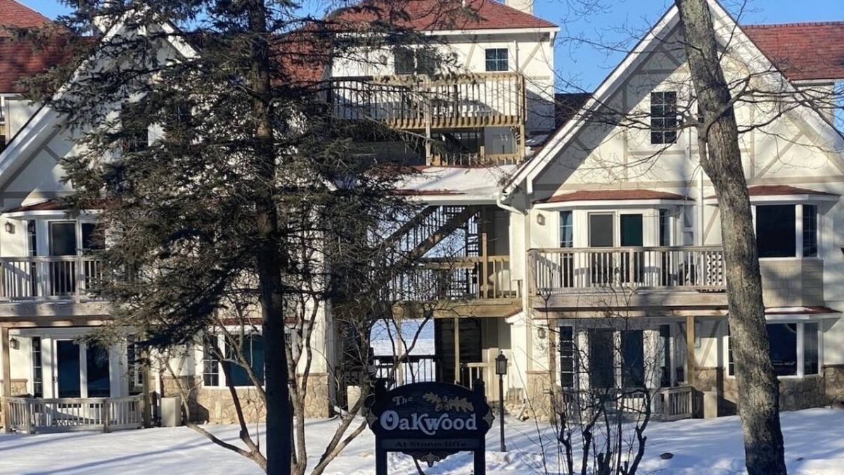 Mackinac Island Condo | Oakwood 12 Guest Suite with kitchenette and jacuzzi tub!