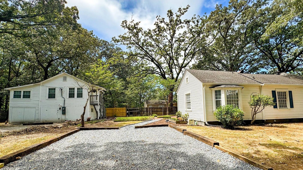 Mount Berry House | Oakwood Retreat PLUS Carriage House- Sleeps 12