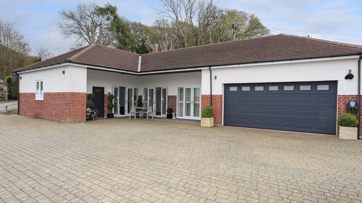 Henryd Cottage | OAKWOOD STABLES, with open fire in Conwy