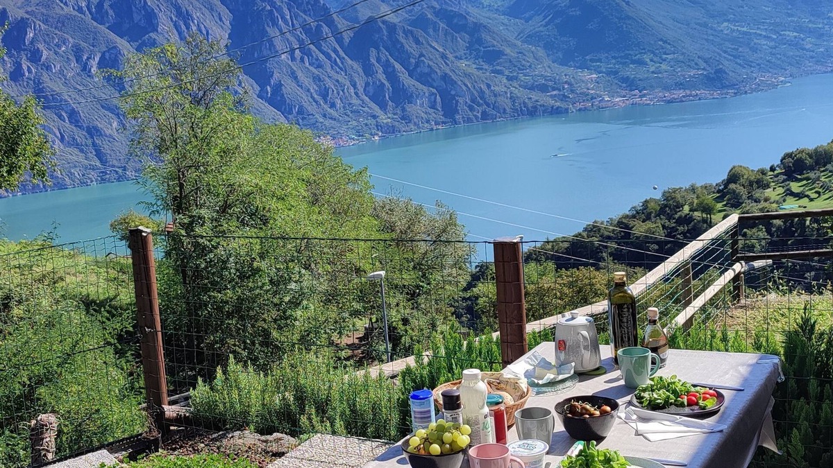 Fonteno House | Oasi Azzurra - three-room apartment in small villa with terrace overlooking Lake Iseo