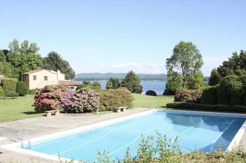 Lesa House | Oasi Lèsia - La Casa sul Lago con Spiaggia privata e piscina vista lago