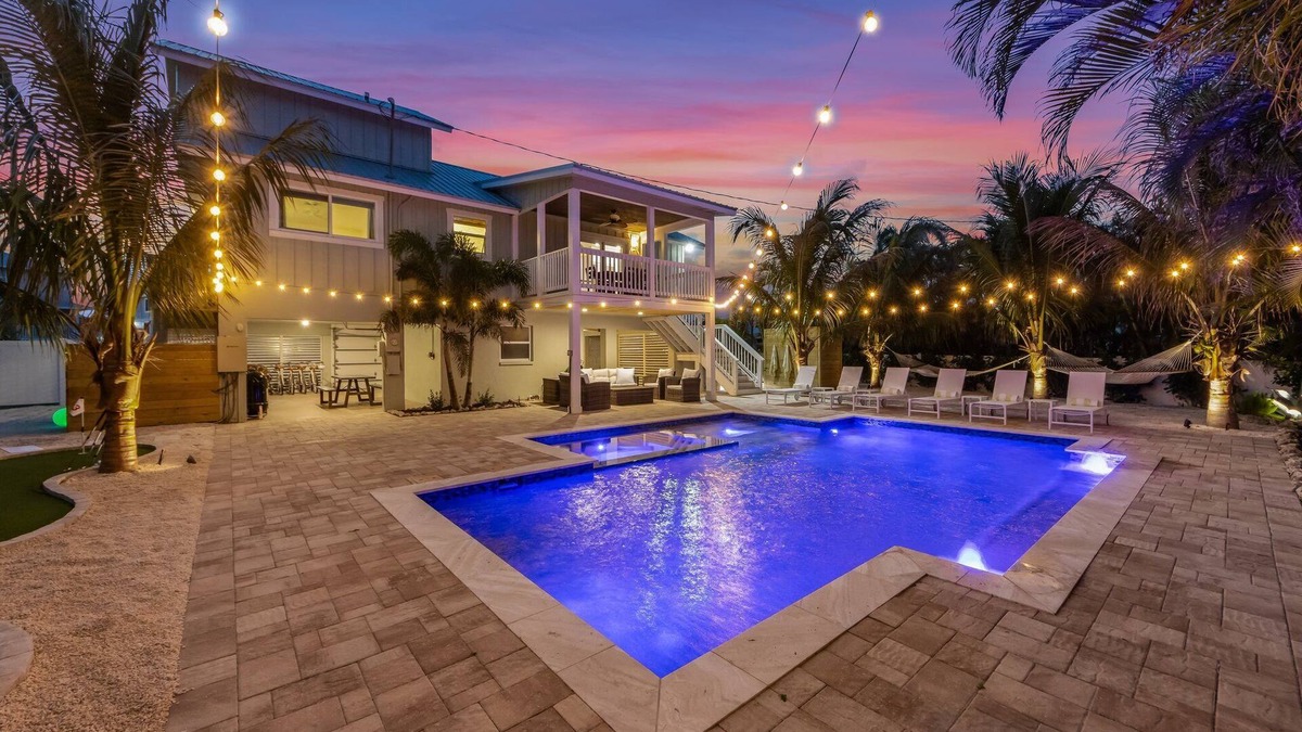 Anna Maria House | OASIS! 2min walk to Gulf,3 Kings/Twin Bunk,Salt Pool/Spa,Golf,6 Bikes,2 Hammocks