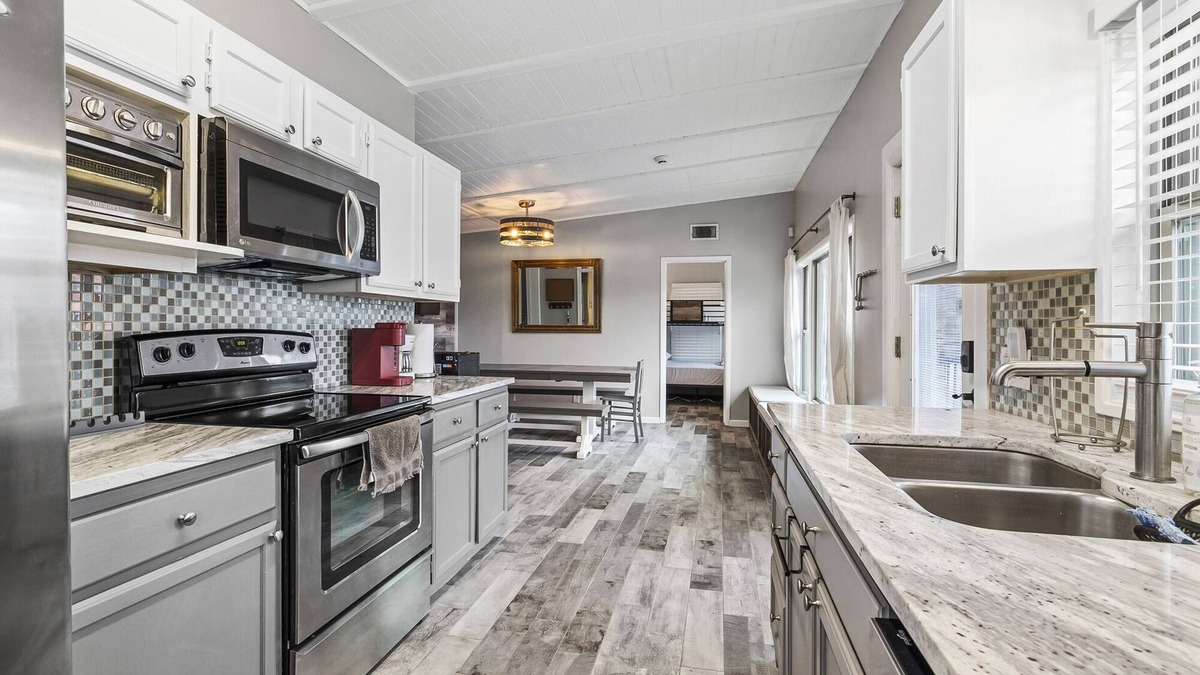 Comanche Trail House | Oasis Cottage! Steps to Lake Travis! Tesla Ready!