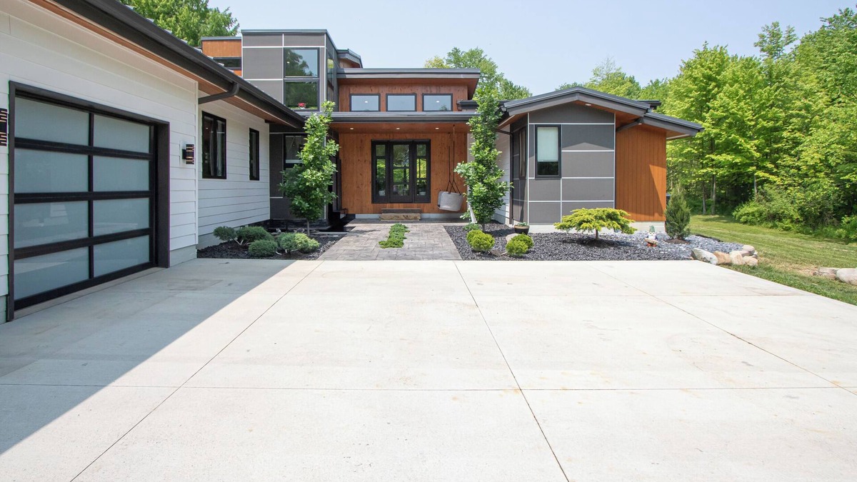 Seville House | Oasis in the Woods! Modern home-just mins to I71, I77 & I76 Close to Cleve-Akron