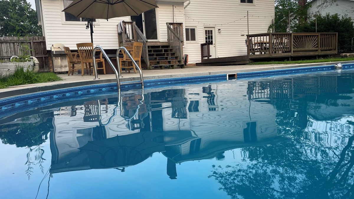 Strongsville House | oasis inground pool 6 person hot tub, getaway close to it all