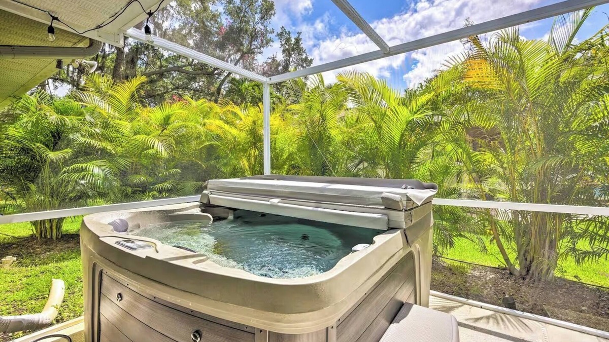 Venice Groves House | Oasis on Nightingale: Screened Pool & Near Beach