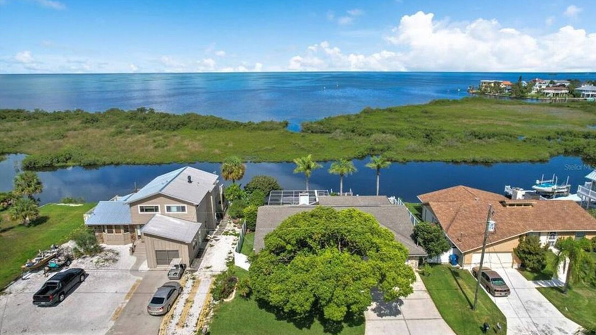 Spring Hill House | Oasis on the Gulf, screened pool, sunset, kayaks!