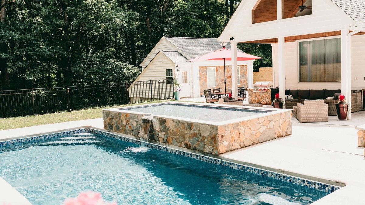 Martinsville House | Oasis Pool OPEN YEAR ROUND Private Fire Pit Modern Views
