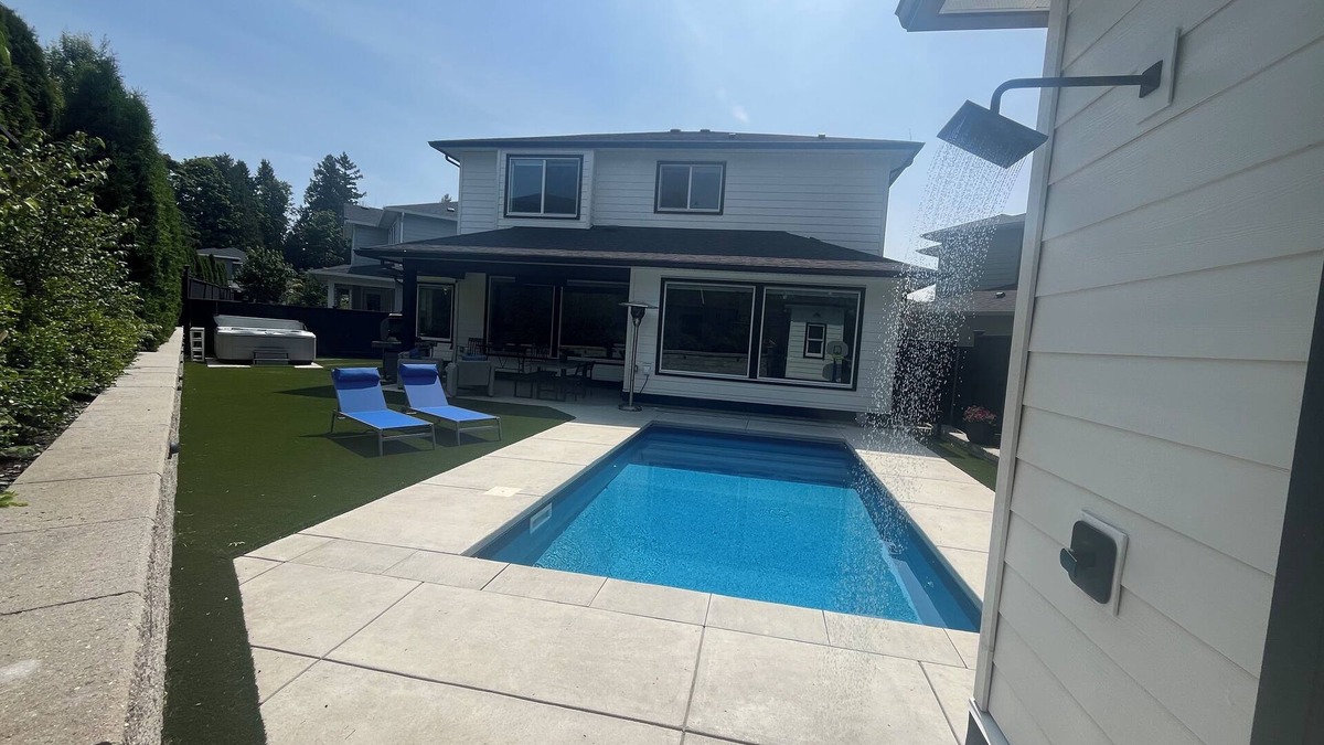 White Rock House | Oasis retreat with Pool and Hot Tub. Near White Rock Beach!