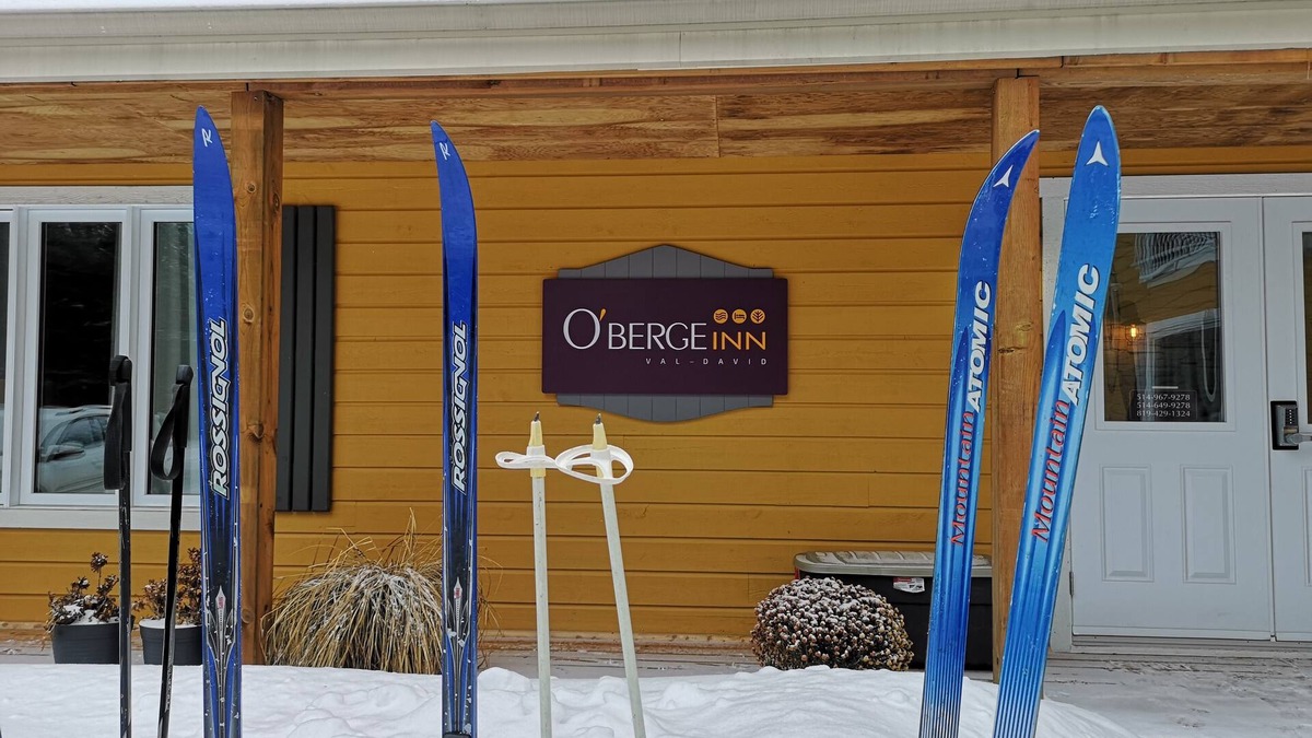 Val David Bed & Breakfast | Oberge Inn Riverside guest room in Val-David village with free parking
