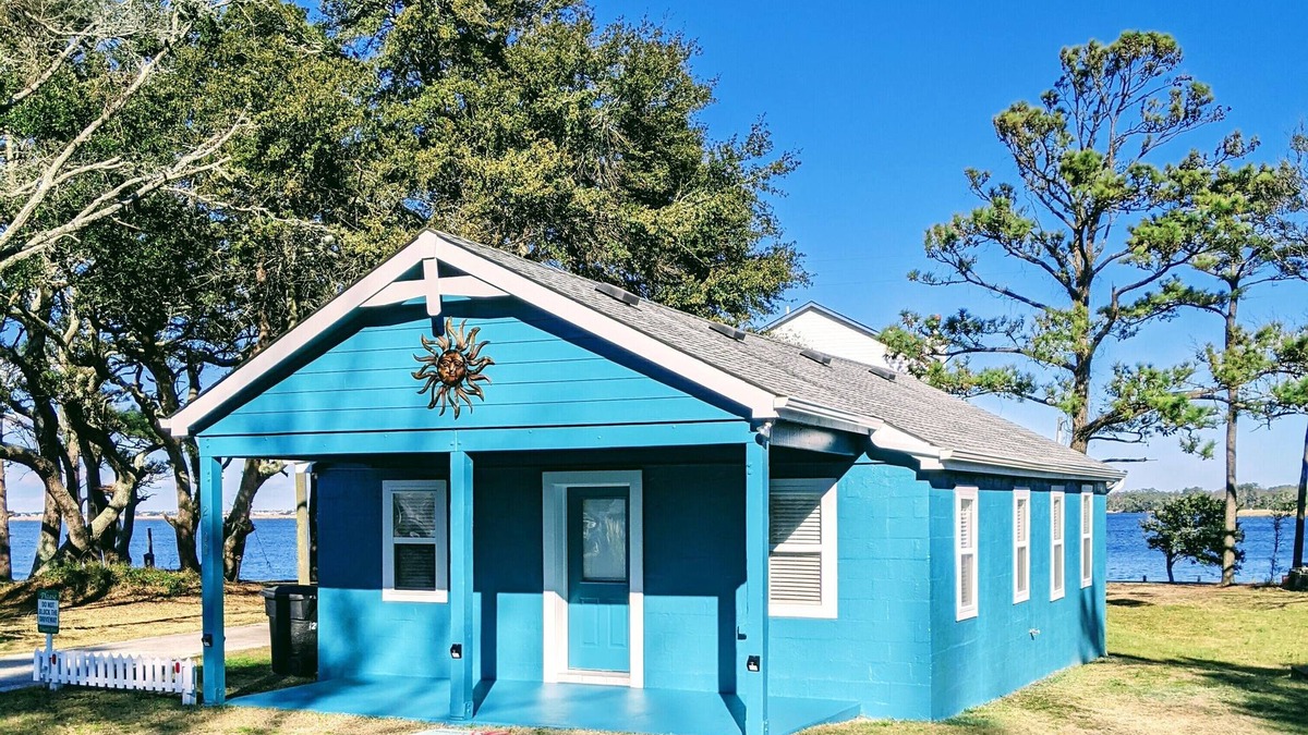 Colington Cottage | OBX Island Cottage~Water view~ 1 level, no stairs~ Beach 3.5 miles (8 min drive)