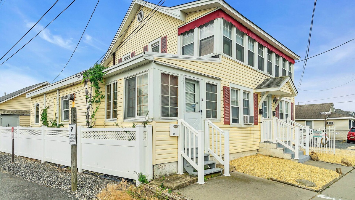 Point Pleasant Beach House | OCE222L | 1st Flr 2BR 1 ba Unit, on site parking, beachside location! by Shore Points Vacations