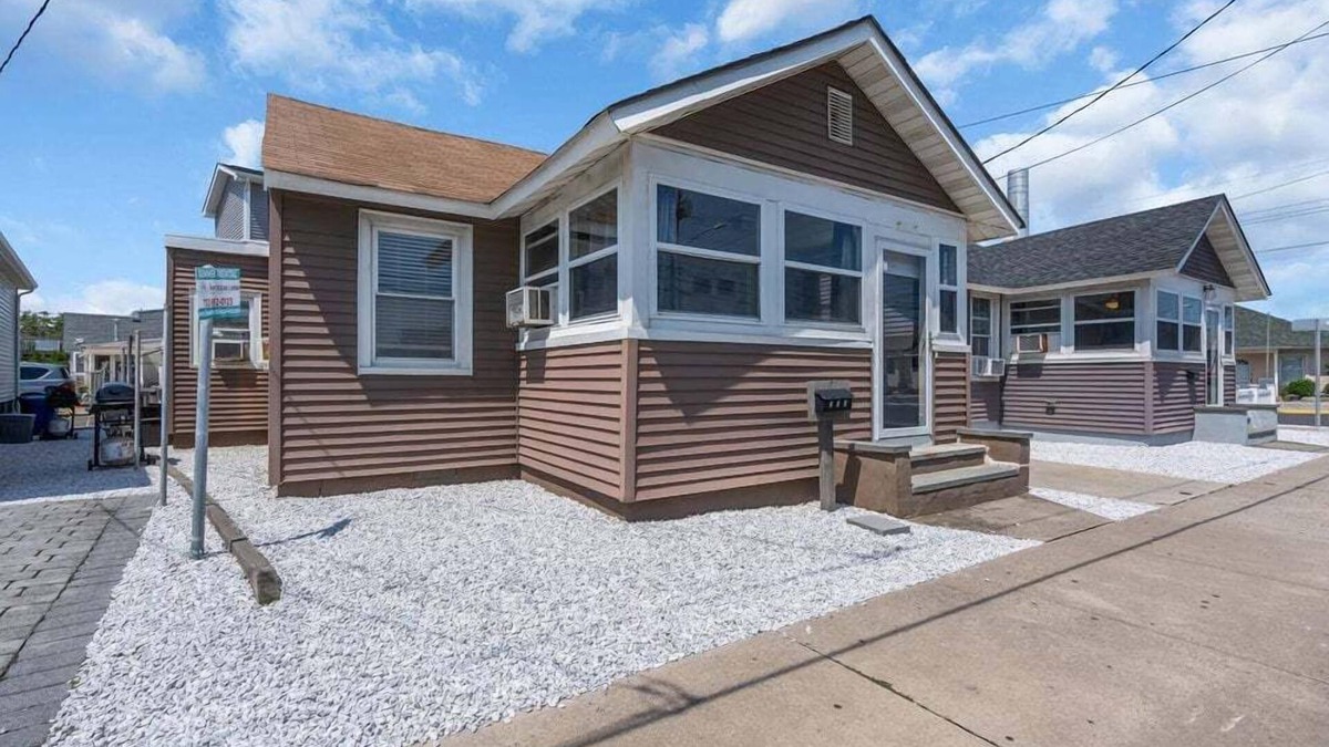 Point Pleasant Beach Cottage | OCE253 | Updated cottage across from the beach & boardwalk! Has parking! by Shore Points Vacations
