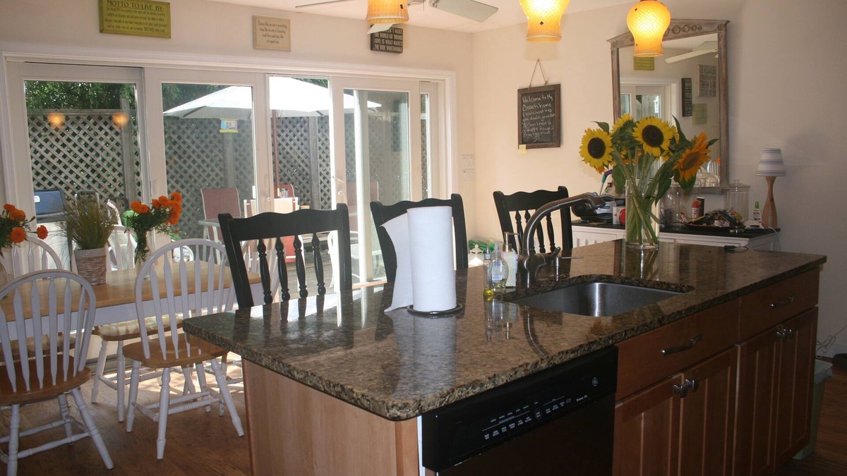 Ocean Beach House | Ocean Beach 5 Bedroom Spectacular Home centrally located.