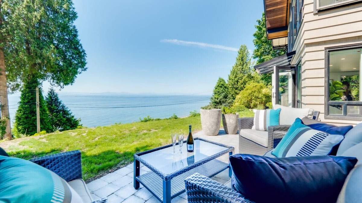 Roberts Creek House | *Ocean Beach - New elegant private 2 bdr suite by the sea*