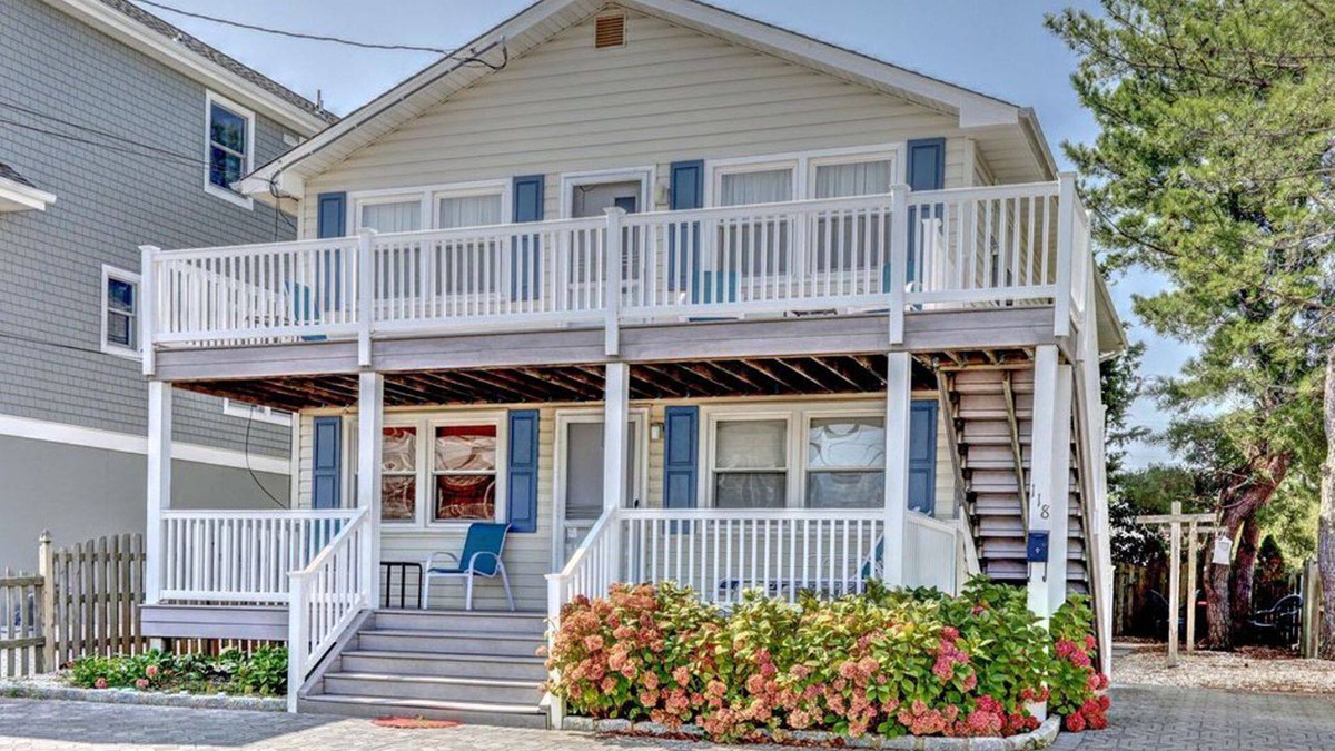 Beach Haven Terrace House | OCEAN BLOCK 6th From Beach - Newly Furnished 3 BR, Sleeps 8 (2nd Fl of Duplex)
