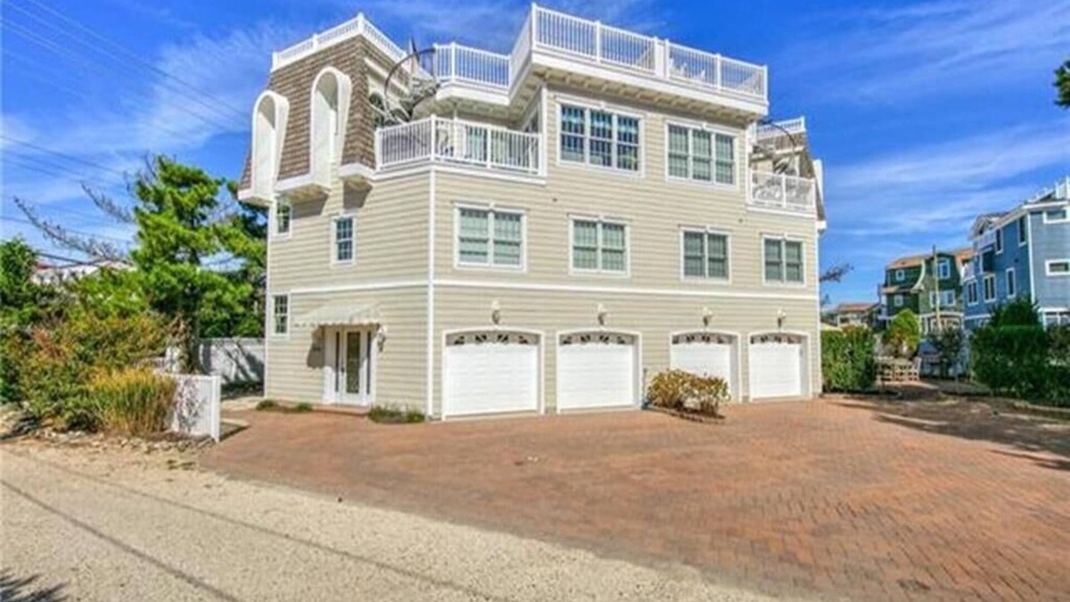 North Beach House | Ocean Block. Single Family. Beach Badges. Beach equipment. Elevator. Roof Top.