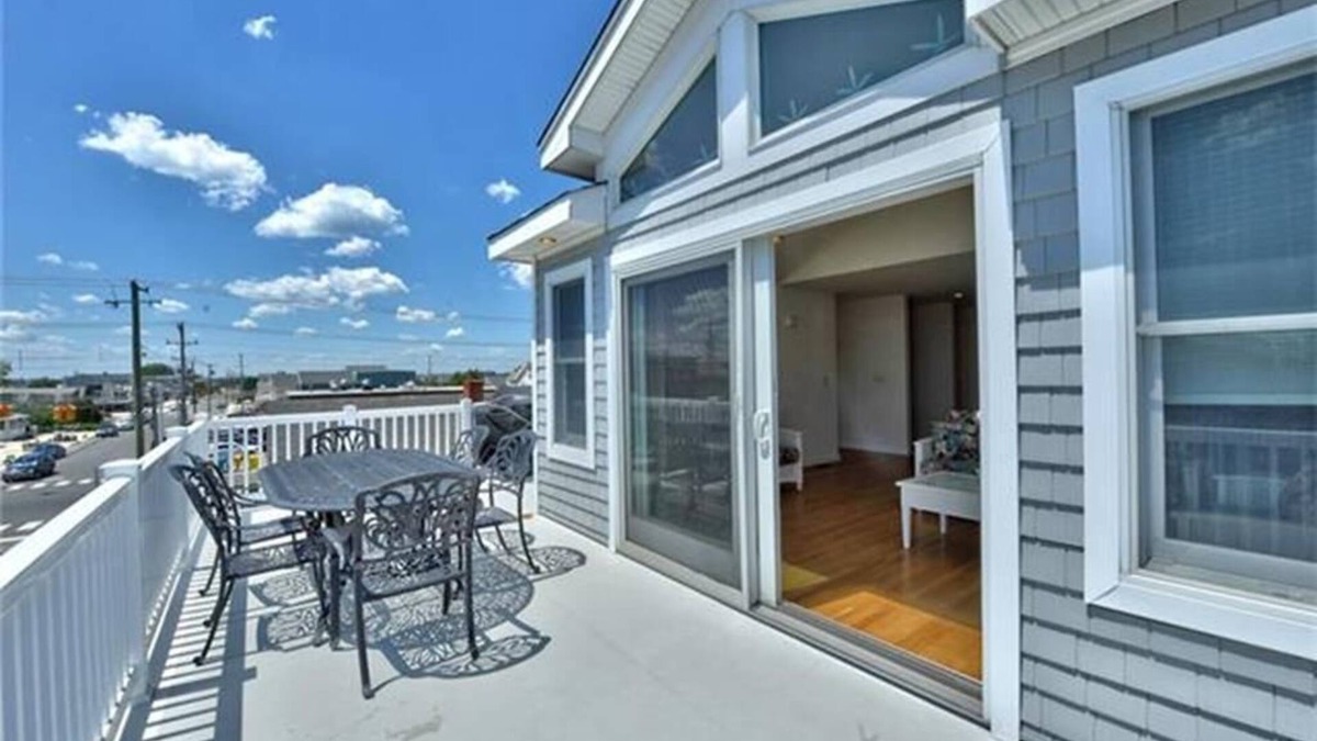 Surf City House | Ocean Block. Surf City. Single family. Rooftop Deck. Beach Badges. WIFI. 136906