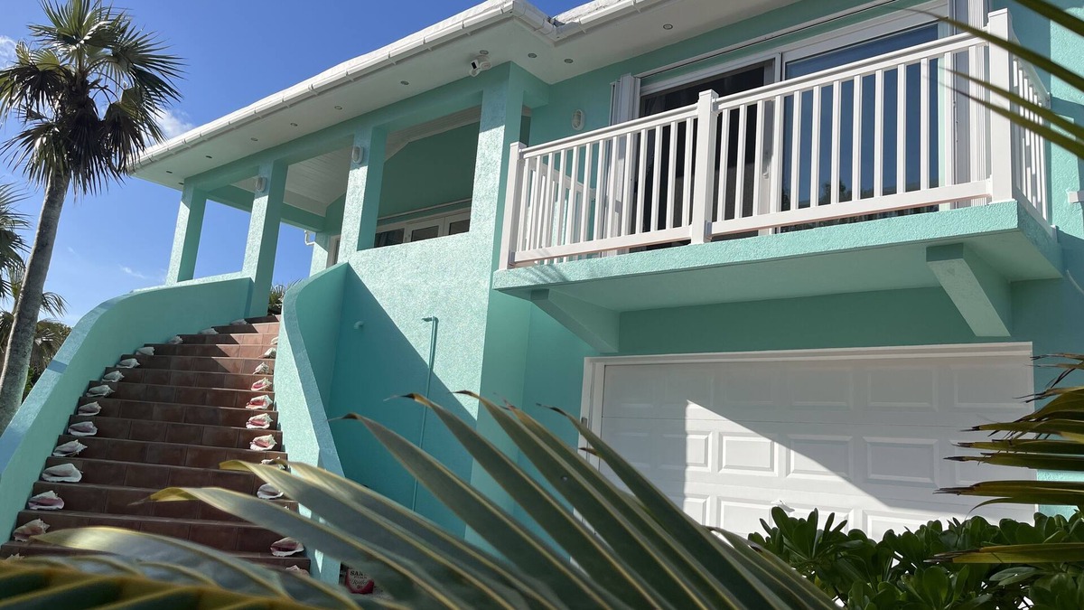 North Palmetto Point House | Ocean Breeze, steps to the beach! Generator, Starlink internet, filtered water.