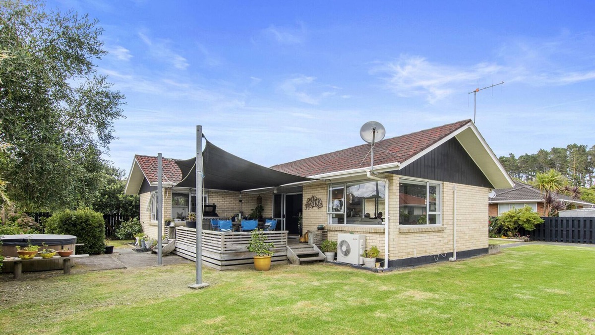 Ruakaka House | Ocean Breeze Bach - Ruakaka Beach Holiday Home