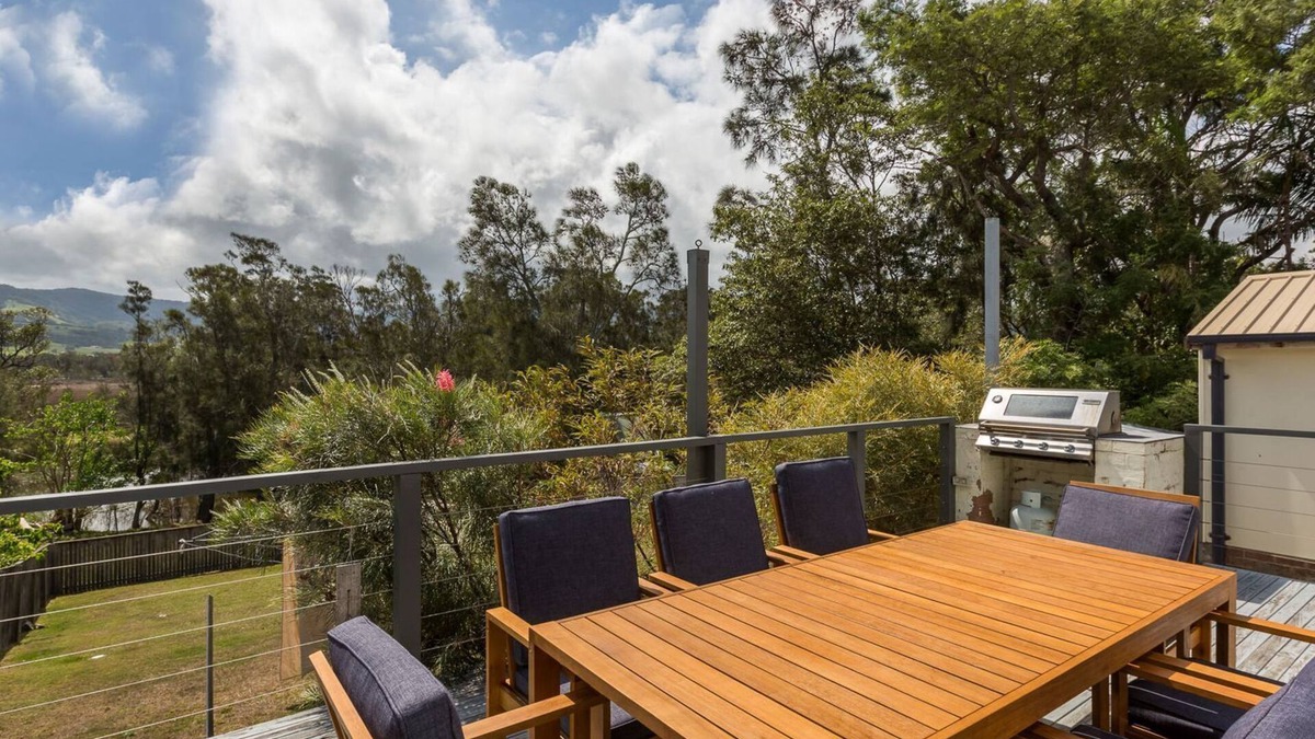 Werri Beach House | Ocean Breeze - Family Escape - Pet Friendly, Close to Beach