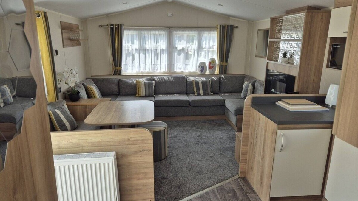 Dymchurch Apartment | Ocean Breeze Retreat - 3 bedrooms sleeps 8