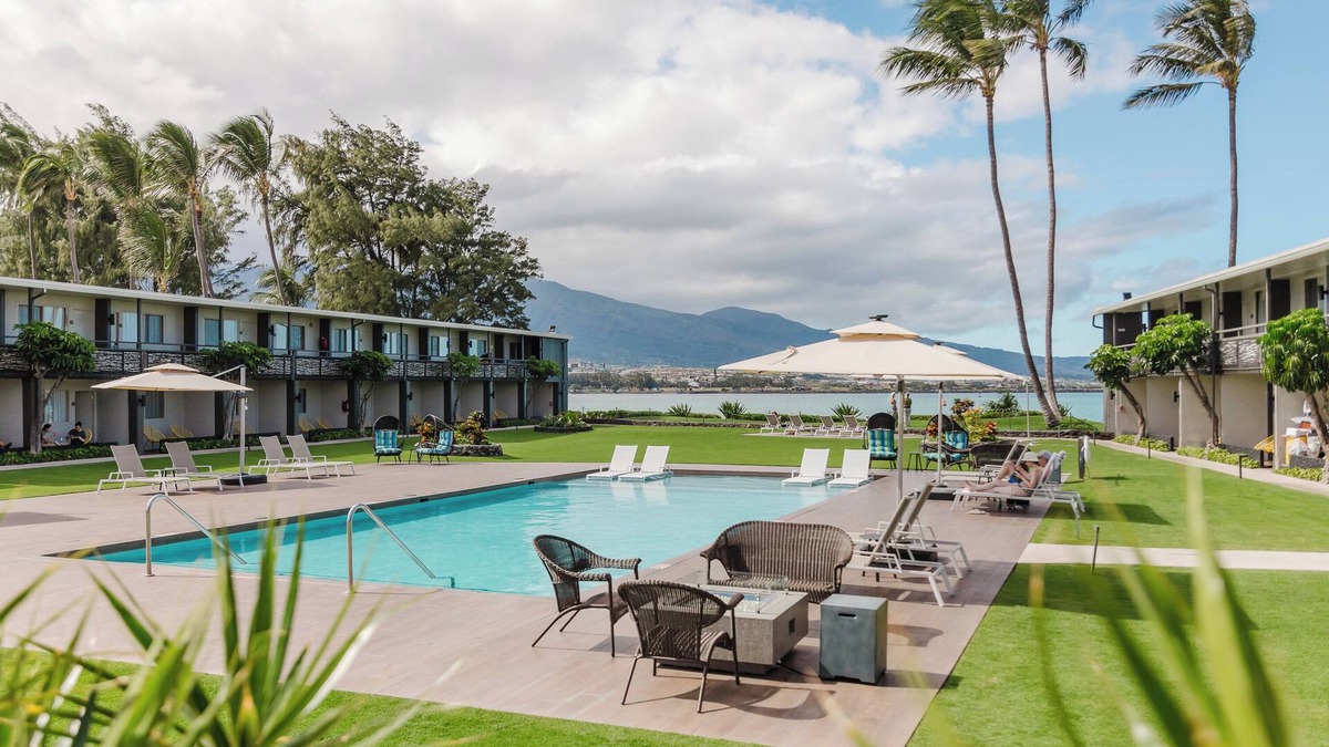 Kahului Hotel | Ocean Breeze Room with Outdoor Pool Near Kahului Beach & Dining