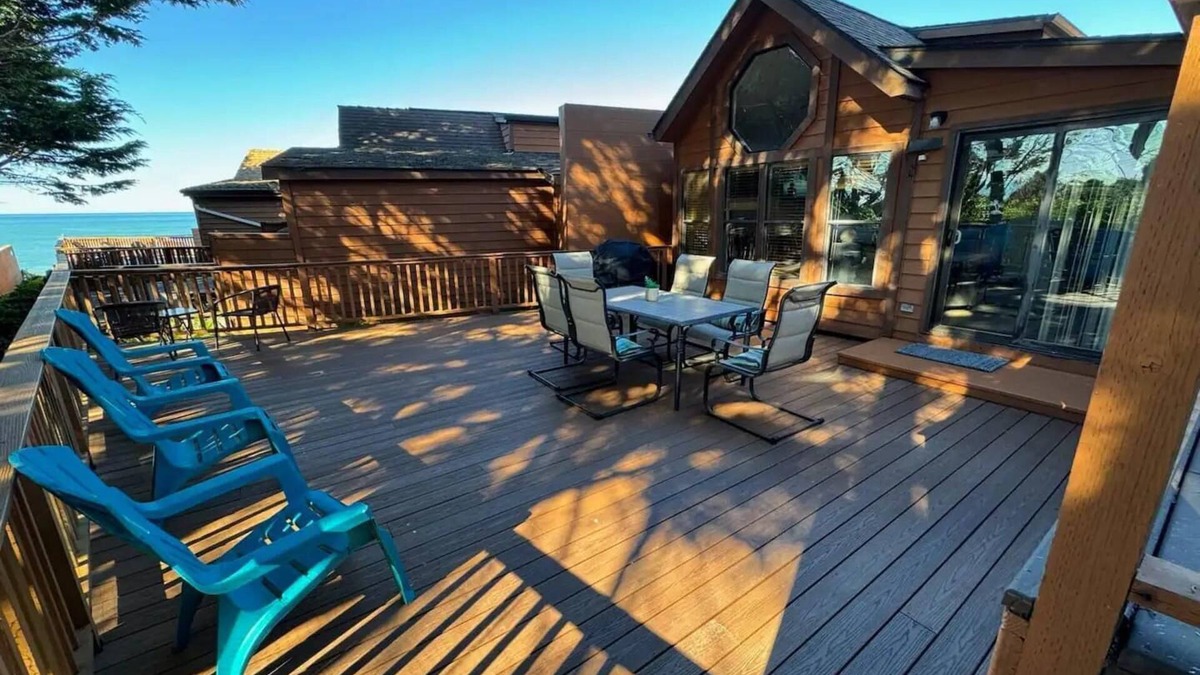 Smith River Cabin | Ocean Cabin 19 with Jacuzzi and Spacious Deck w/Seating (Private Beach Owned by White Rock Resort)