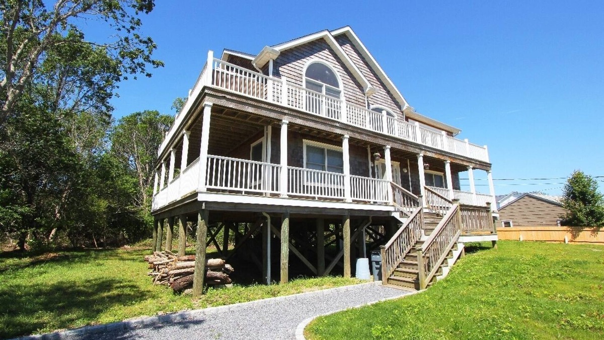 Mastic Beach House | Ocean Drive House - Wraparound Decks