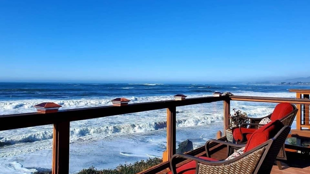 Smith River Cabin | Ocean Front Cabin 12 with Private Jacuzzi & Spectacular Views (Private Beach Owned By White Rock Resort)