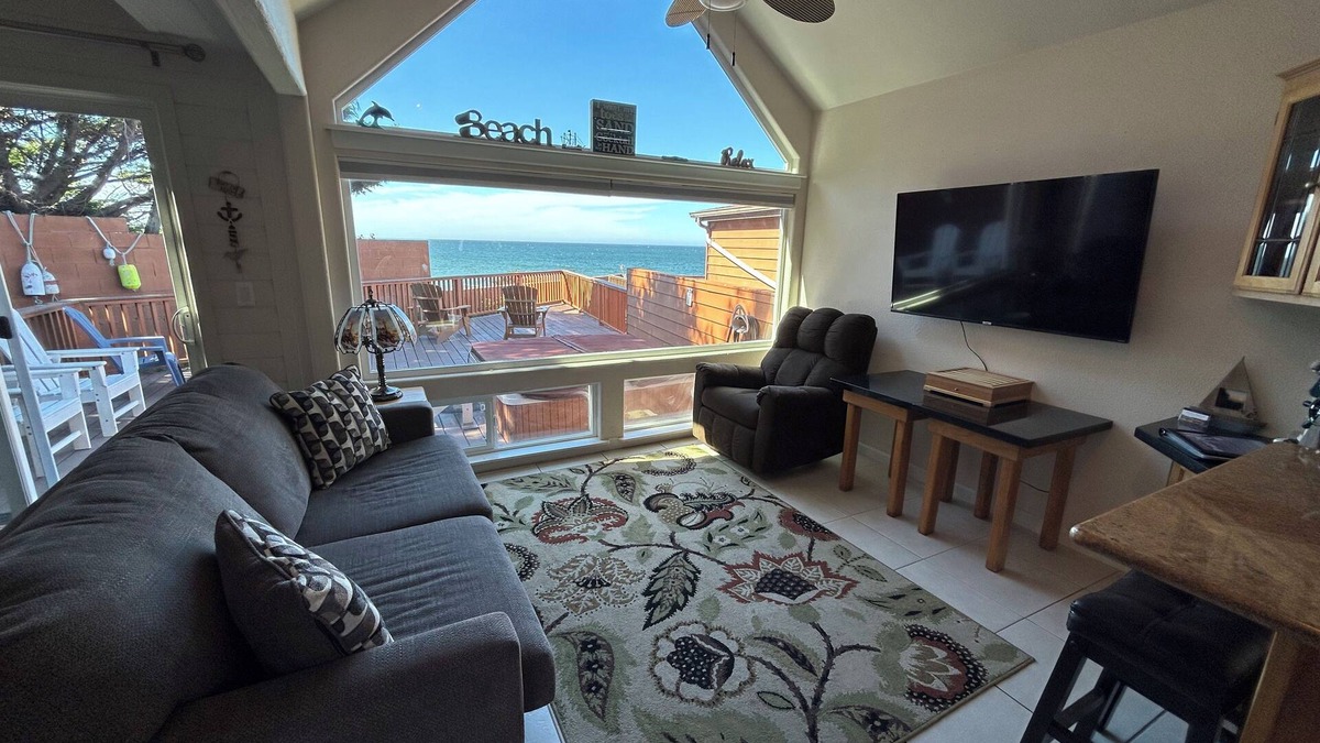Smith River Cabin | Ocean Front Cabin 17 with Remarkable Views – Private Beach (Hot Tub Currently Not Operational)