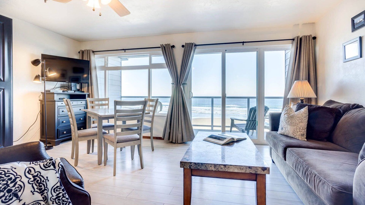 Newport Condo | Ocean Front Condo! Nye Beach! Walk to Everything!