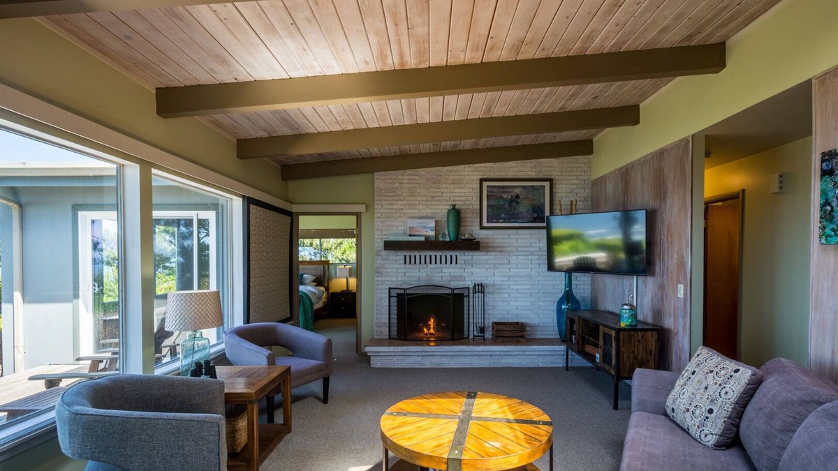 Seal Rock House | Ocean Front! Hot Tub! Dog Friendly!