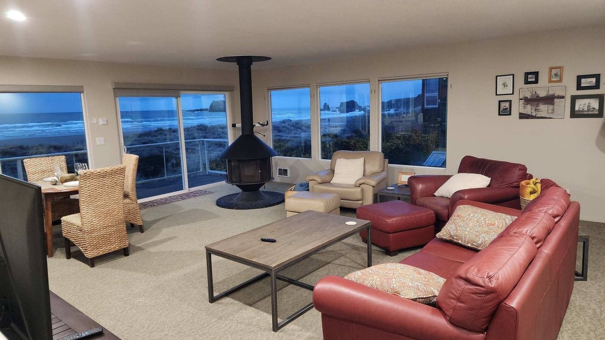 Bandon House | Ocean Front ON the Beach - Spectacular Views! 14 Minutes to Bandon Dunes Golf!