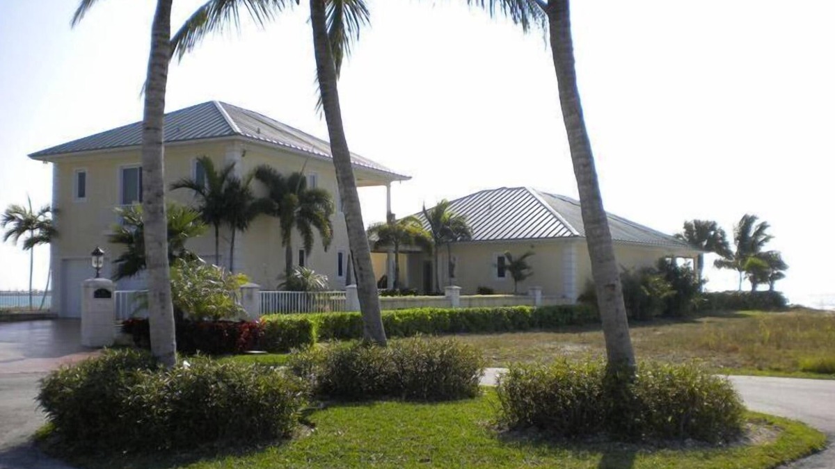Freeport House | Ocean Front, Private Swimming Pool with Miles of Sandy Beaches