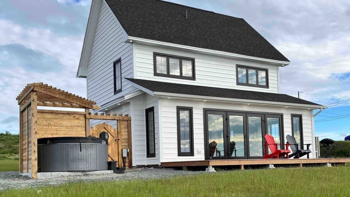 Port de Grave House | Ocean Front Saltbox 'SeaForever' w/Hot Tub