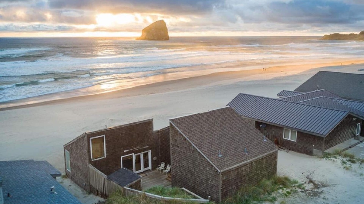 Kiwanda Shores House | Ocean Front.Sand in your toes getaway!