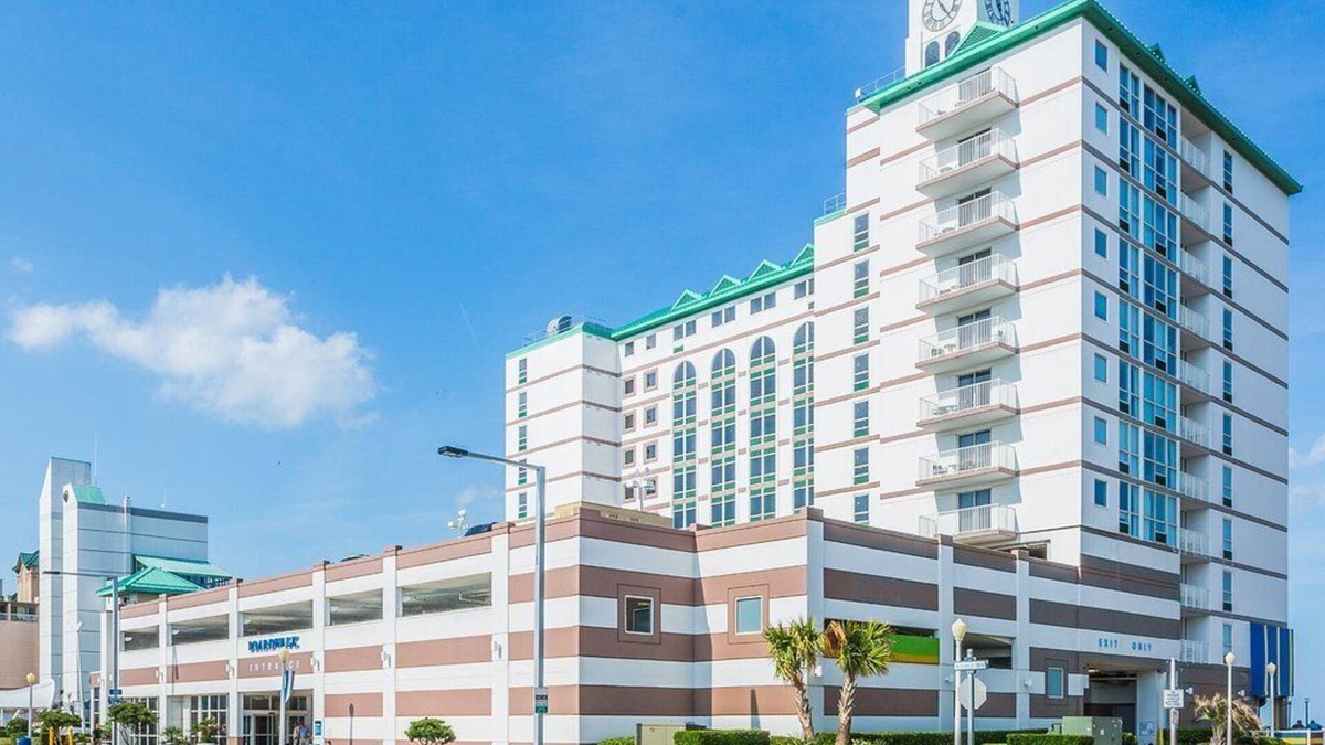 Northeast Virginia Beach Condo | Ocean Front