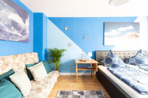 Neudorf-Nord Apartment | - Ocean Haven Deluxe with Coastal Charm - 2-Room Sea-Inspired Apartment 75 qm - Central Location - Elegant Nautical Design - Renovated in 2024 with TV & Netflix - Full Kitchen & Free Parking - Near Metro & Airport - King Beds -