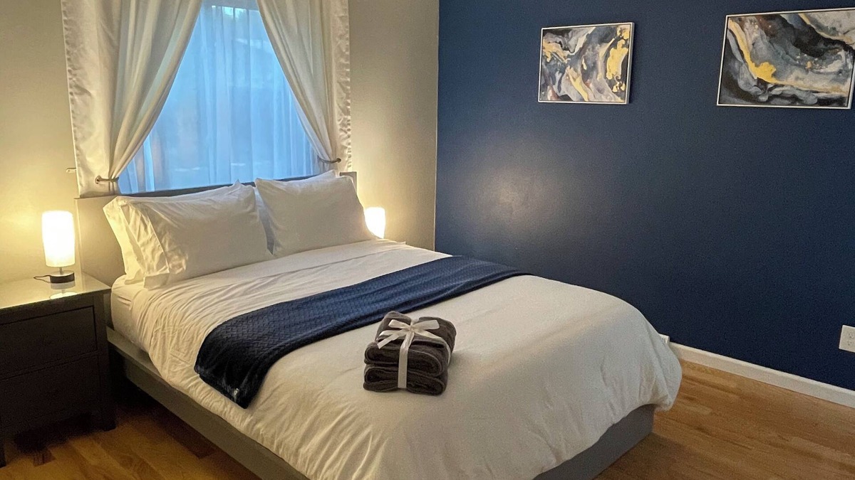 Windsor House | Ocean House Central Windsor - 4 bdrm 5 bed 3 bath house with garage and yard