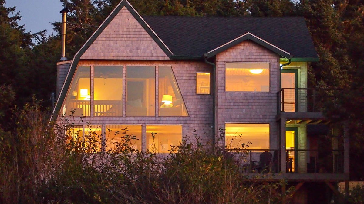 Cape Meares House | Ocean & lake view home with private hot tub & beach access