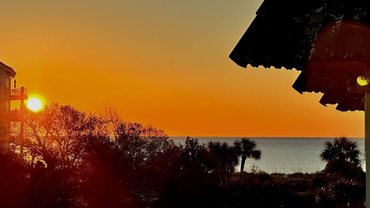 Folly Field Condo | Ocean & Marsh View! KING BED 65"TV Bar Pickleball!